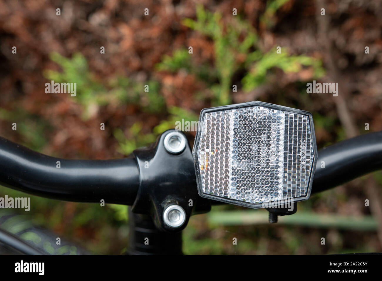 Close up di un riflettore sul manubrio di una mountain bike Foto Stock