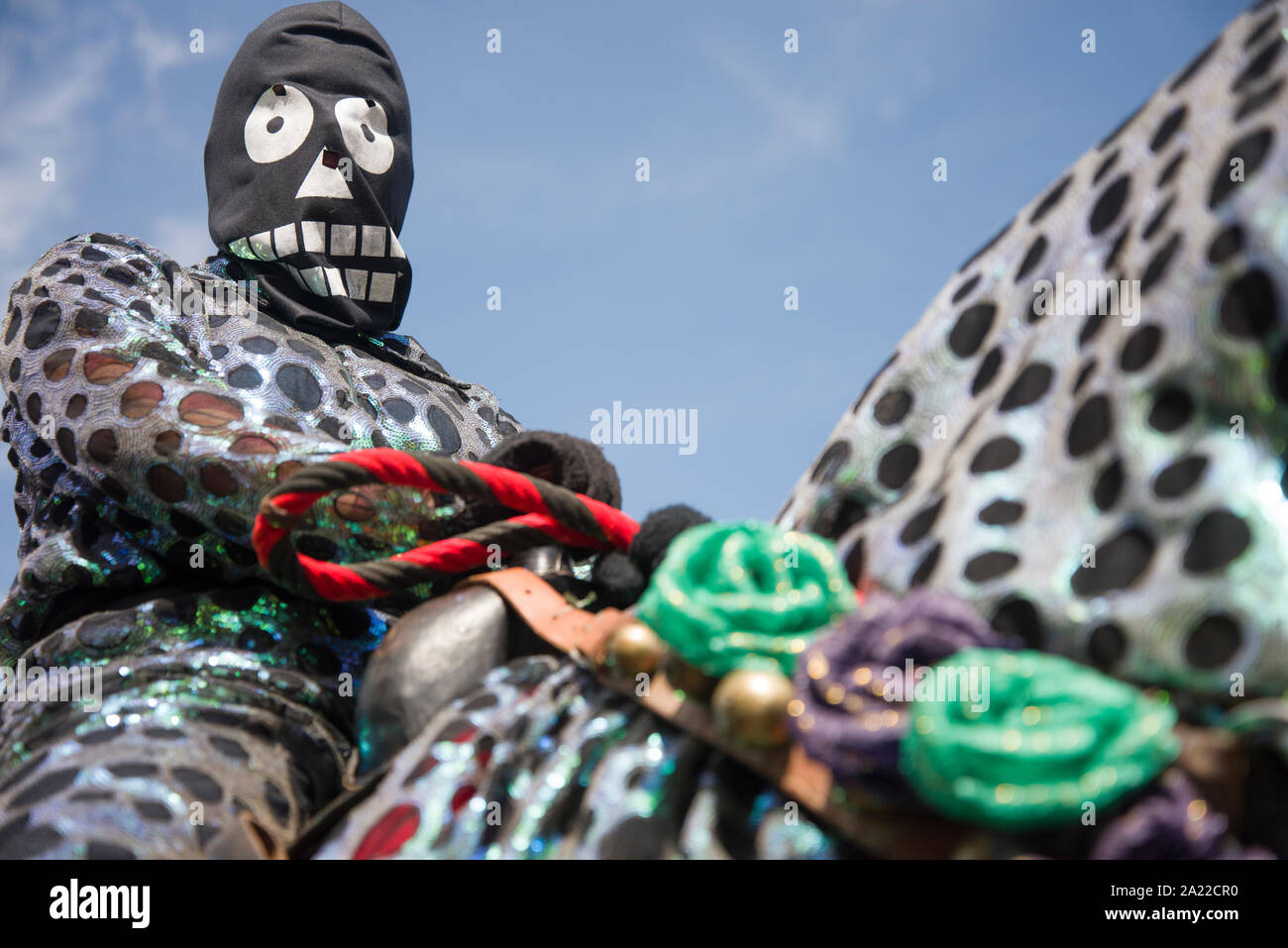 Il Cavaliere mascherato in cavalcades di Pirenopolis, Midwest Brasile Foto Stock