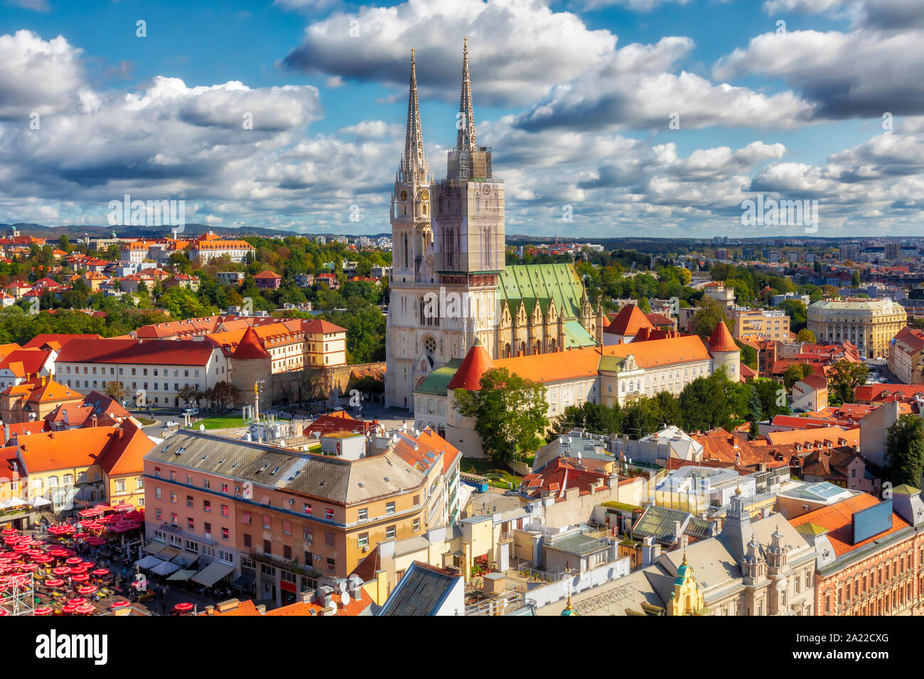 La cattedrale di Zagabria su Kaptol. Vista aerea della piazza centrale della città di Zagabria. La città capitale di Croazia. Immagine Foto Stock