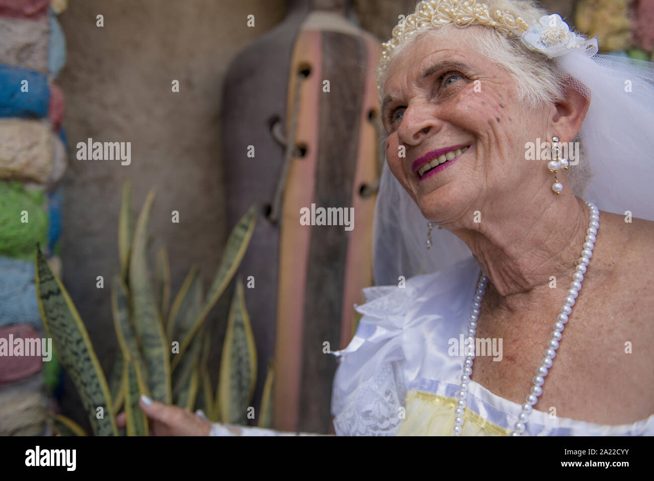Senior donna che indossa abiti sposa durante giugno Festival a Caruaru Foto Stock