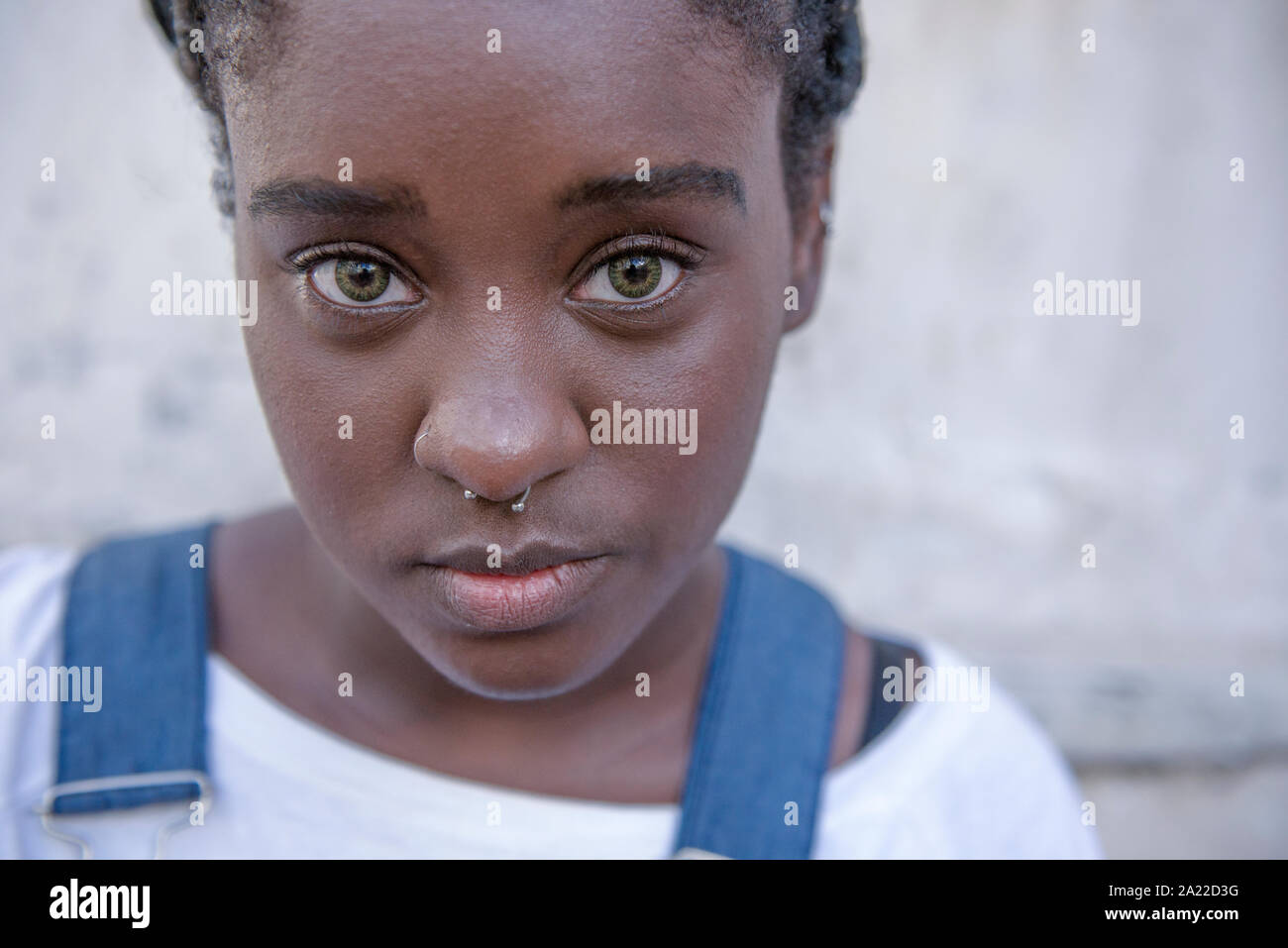 Ragazza afro-brasiliana con gli occhi verdi Foto Stock