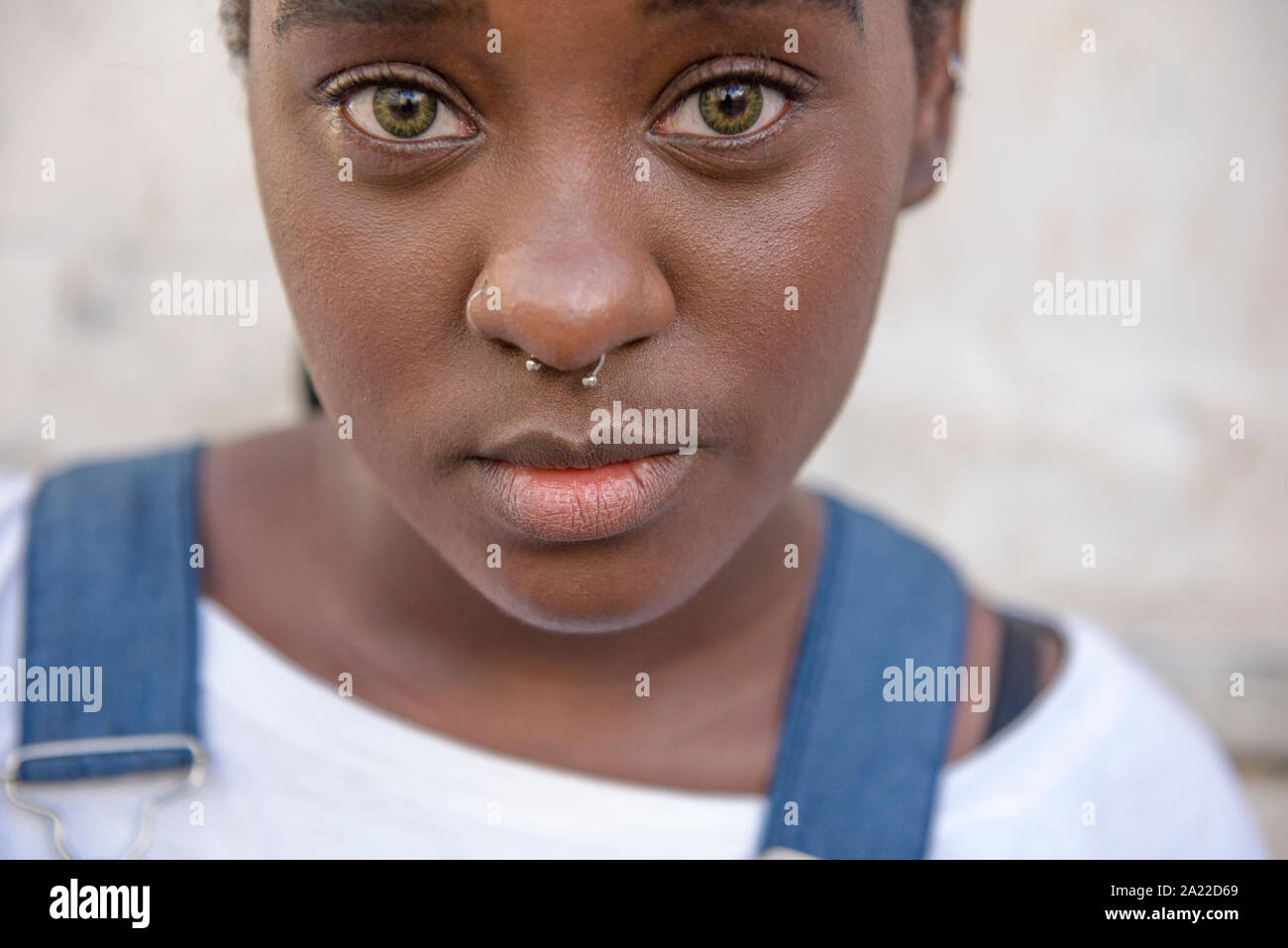 Ragazza afro-brasiliana con gli occhi verdi Foto Stock