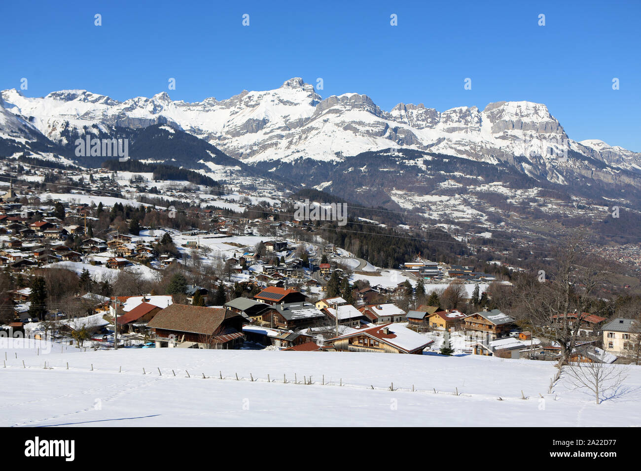 Vue sur le village de Combloux et la Chaîne des Aravis en hiver. Alta Savoia; Francia. Foto Stock