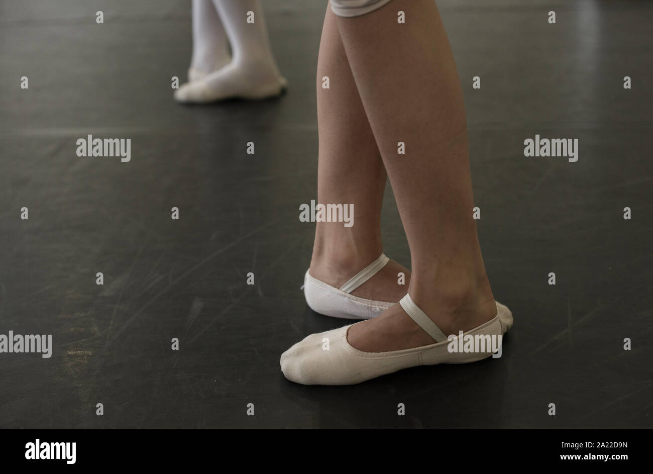 Ballerine in quinta posizione di indossare scarpe da ballo in baraccopoli Paraisopolis Foto Stock