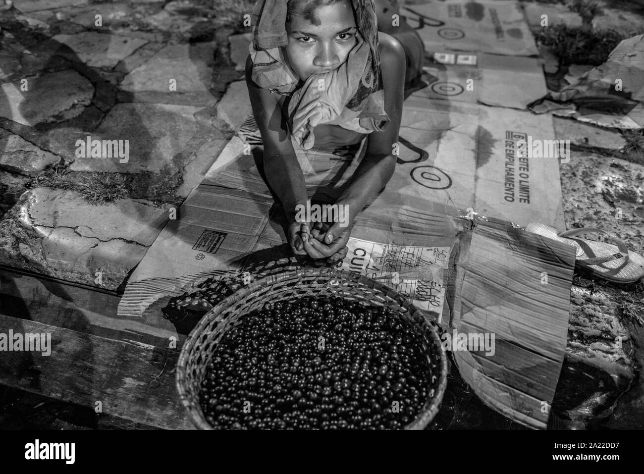 Ragazzo che stabilisce per le strade la vendita di acai bacche Foto Stock