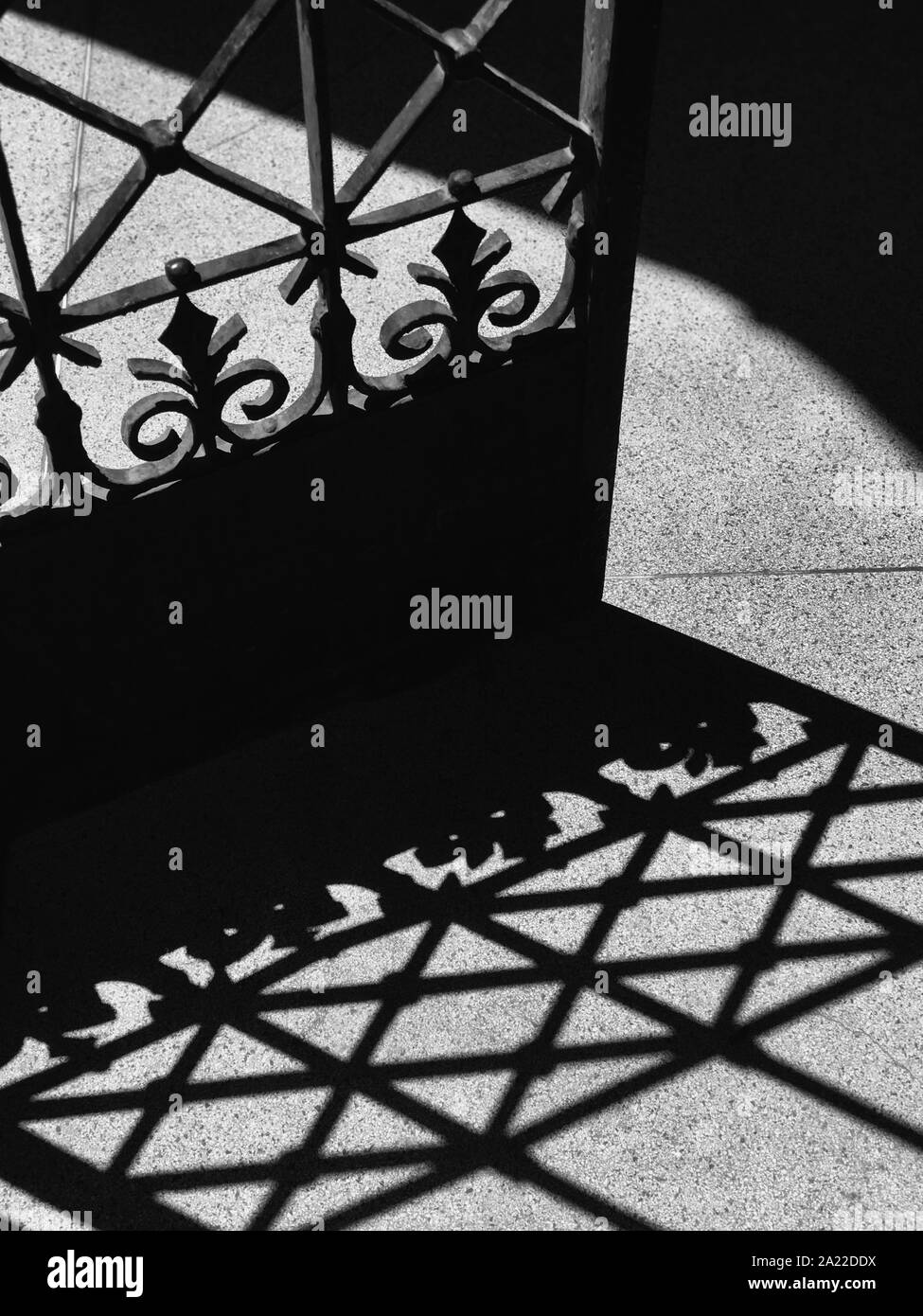 Ombra dalla porta forgiato.bella ombra figurato.la riflessione sul pavimento.in bianco e nero. Foto Stock