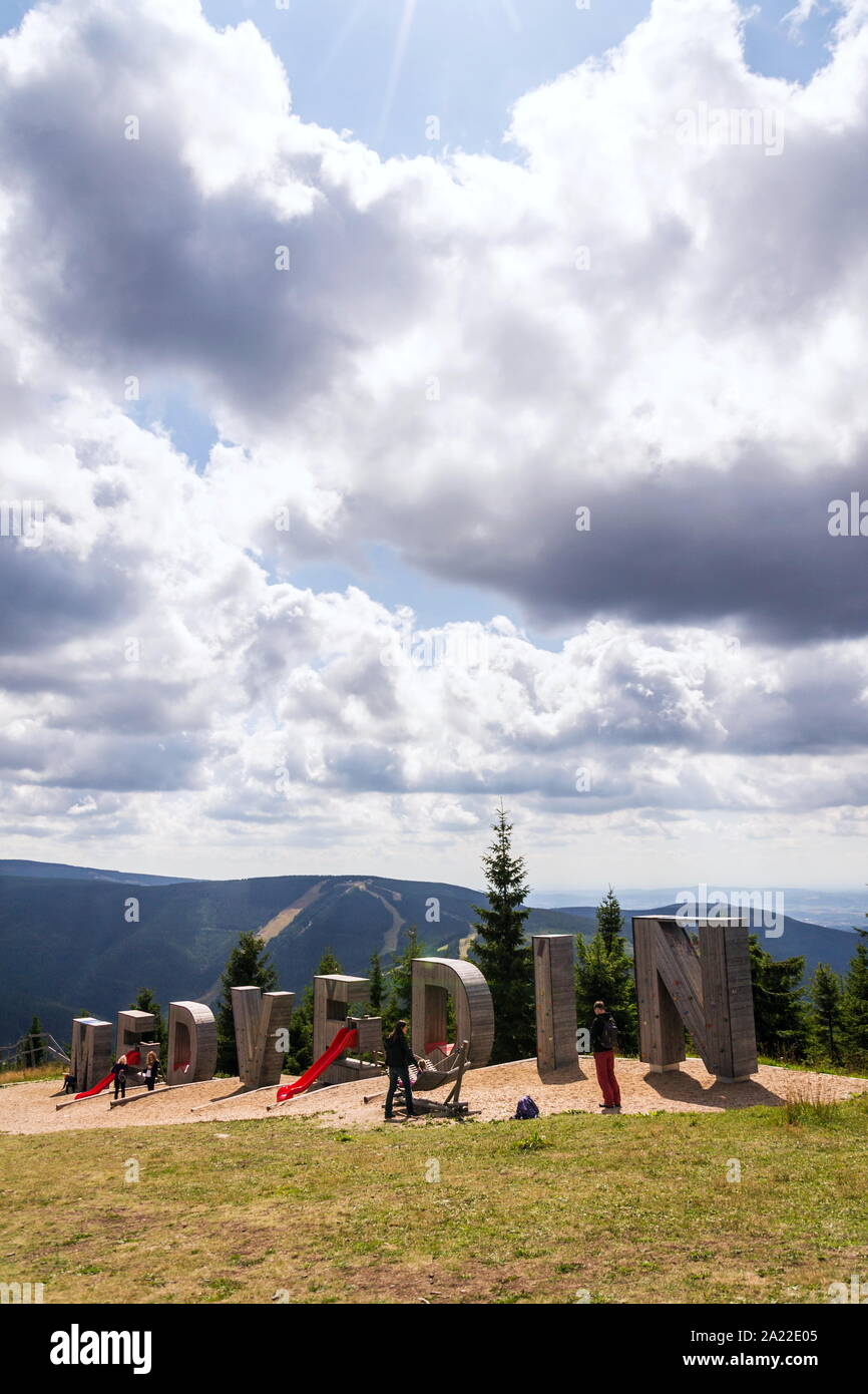 SPINDLERUV MLYN, Repubblica Ceca - 15 agosto 2019: persone con bambini che giocavano intorno a grandi lettere con bellissimo paesaggio estivo sulla montagna di Medvedin cha Foto Stock