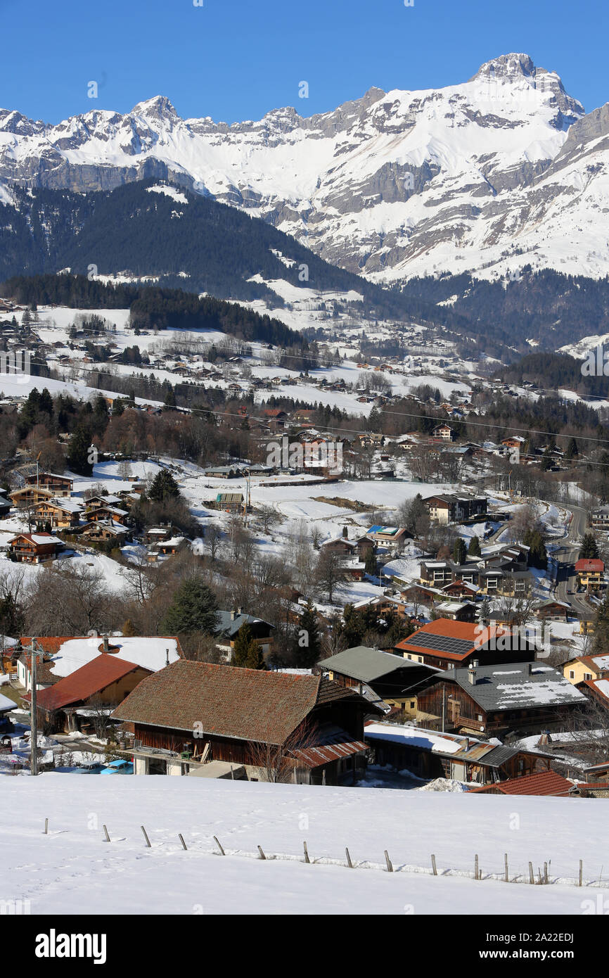 Vue sur le village de Combloux et la Chaîne des Aravis en hiver. Alta Savoia; Francia. Foto Stock