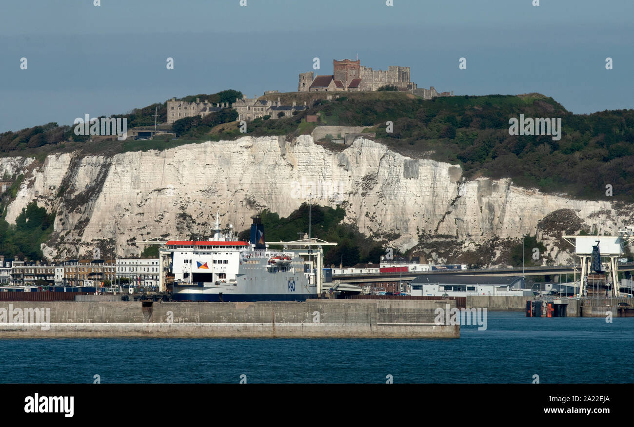 Dover Kent England. Le Bianche Scogliere visto da una croce chanel traghetto per la Francia. Settembre 2019 Foto Stock