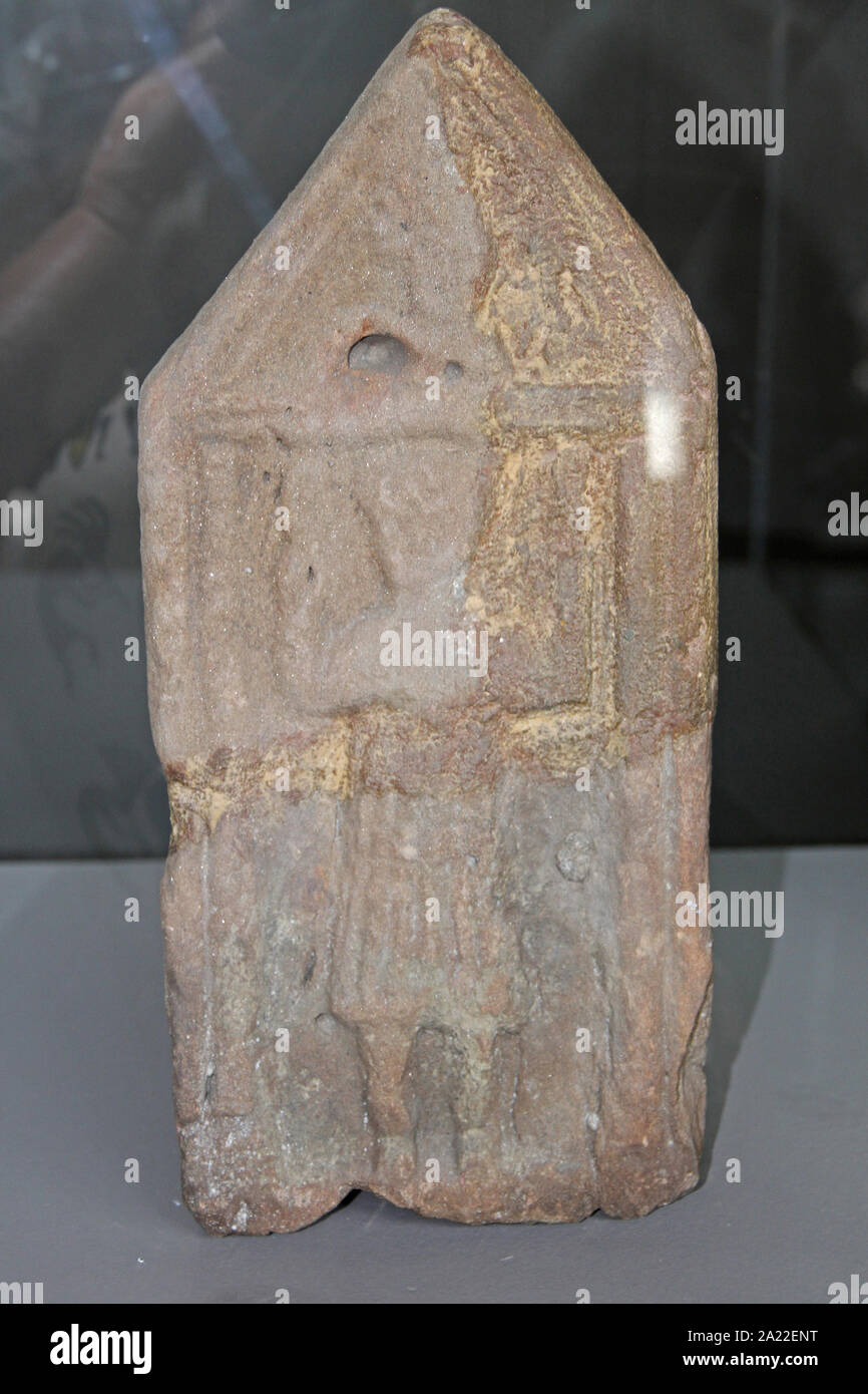 Antica civiltà megalitica pentagonale sul display in involucro di vetro nel Museo Archeologico Nazionale, Djerdap Kladovo, Serbia. Foto Stock