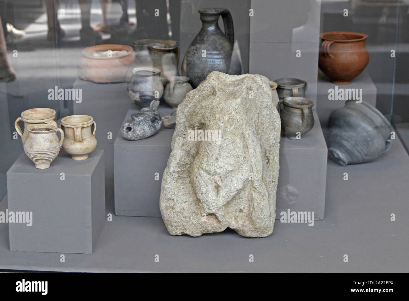 Antico artefatto di roccia, ceramica vasi di creta, brocche e vasi sul display in caso di vetro presso il Museo Archeologico Nazionale, Djerdap Kladovo, Serbia. Foto Stock