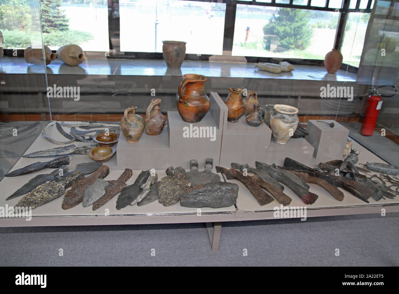Raccolta di armi, strumenti e ceramica, Museo Archeologico Nazionale, Djerdap Kladovo, Serbia. Foto Stock