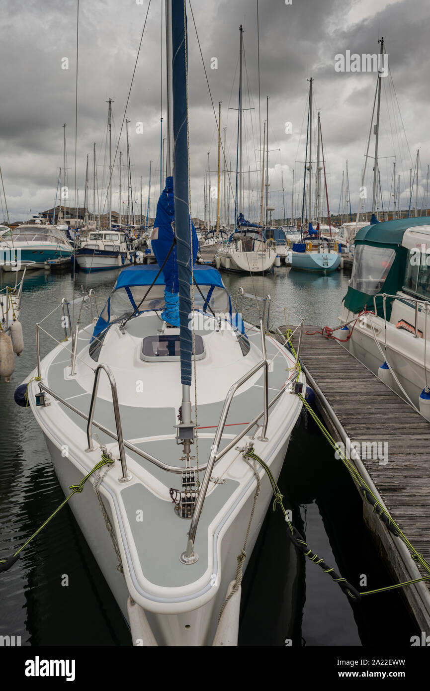 Sailing yacht ormeggiati in un porto turistico con nuvole temporalesche avvicinando Foto Stock