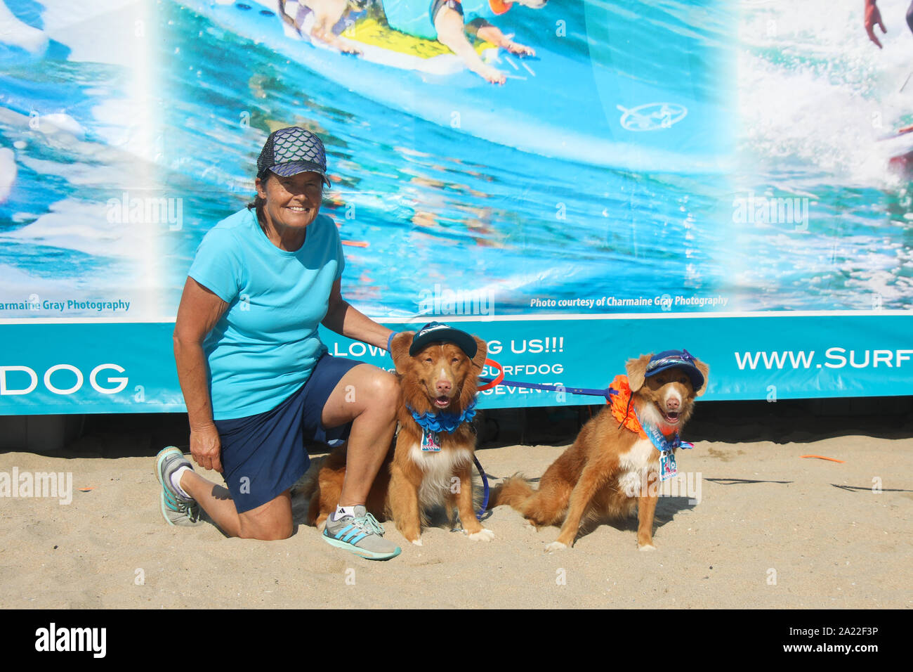 Huntington Beach, California, Stati Uniti d'America. Il 28 settembre 2019. Aprile Pasko con i suoi cani surf Kai annuncio Jessi, Nova Scotia Duck Tolling Retriever, all'undicesima edizione del Surf City Surf cane concorso a Huntington Dog Beach in Huntington Beach, in California, il 28 settembre 2019. Foto Stock