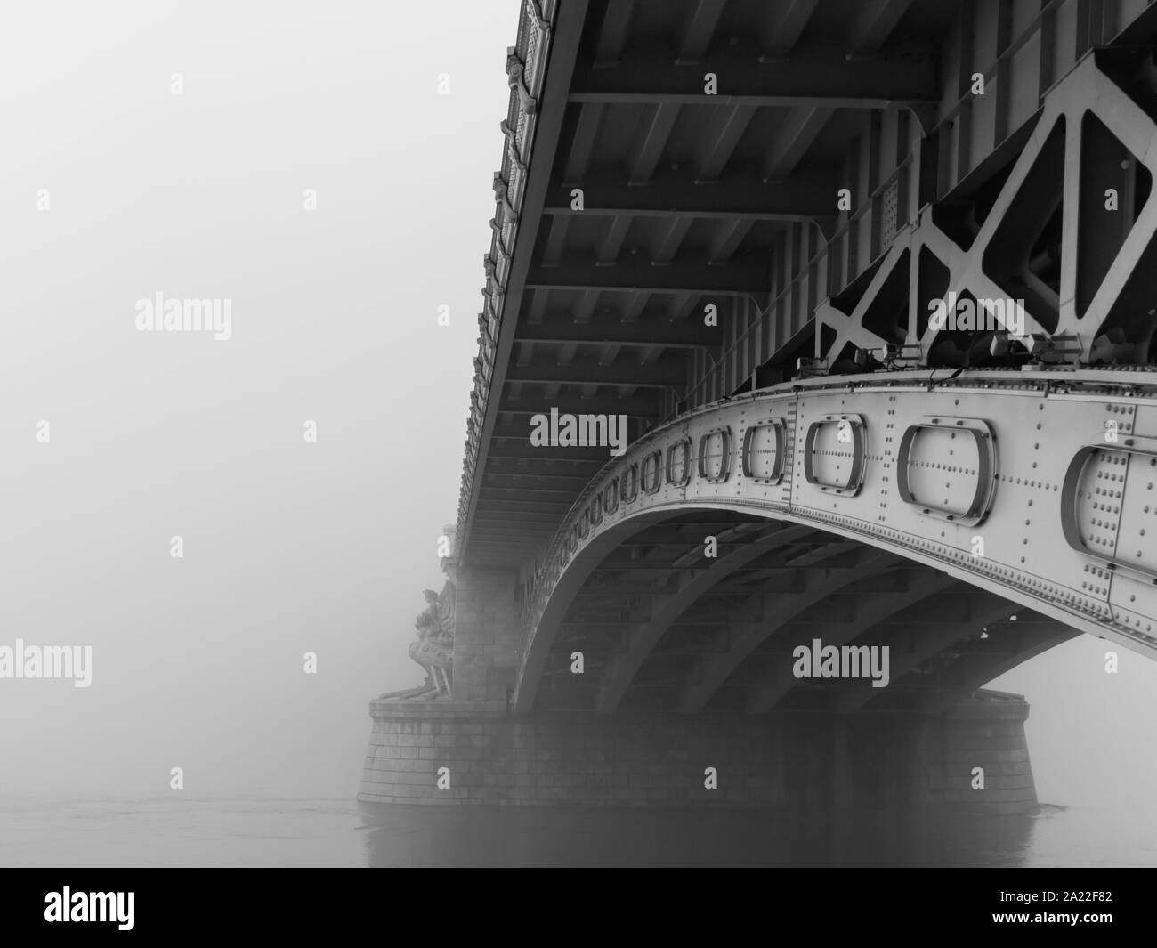 In autunno la nebbia in Budapest con ponte Margherita e luci di spaventoso. Foto Stock