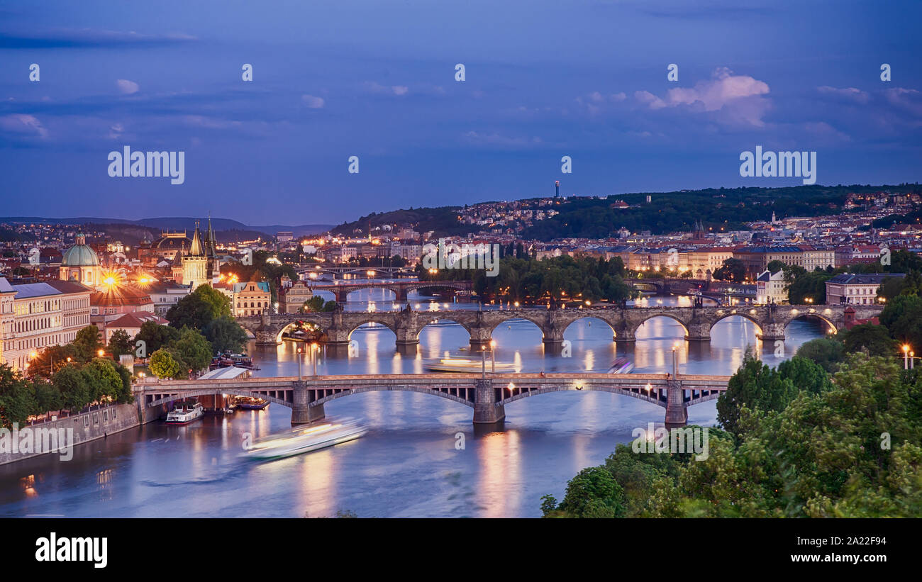 Praga di notte cityscape con tutti i ponti e fiume. Il Ponte Carlo e il Kampa Island, la città vecchia e il quartiere ebraico Foto Stock