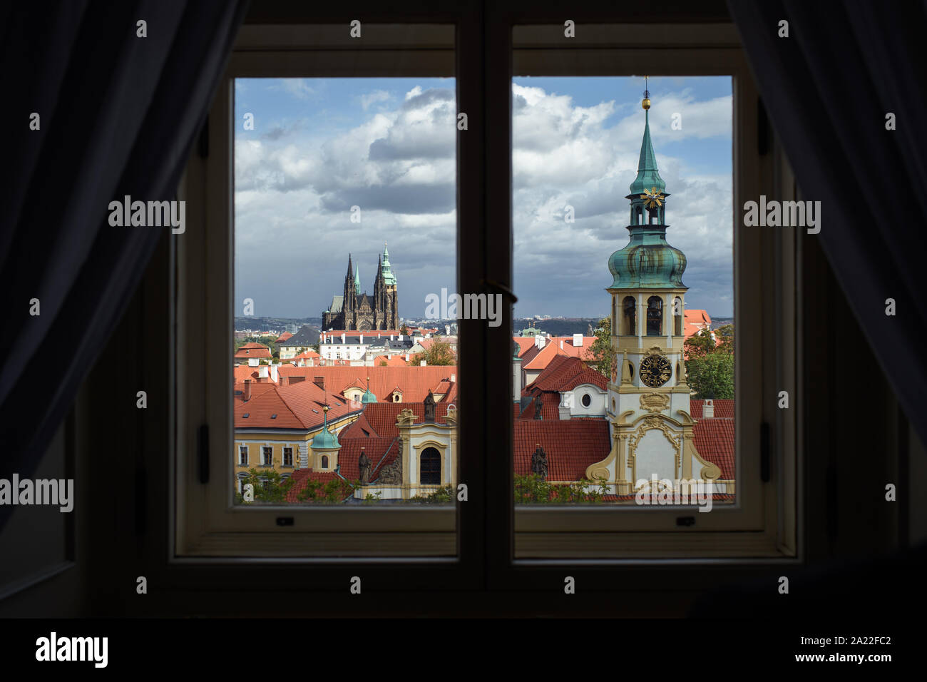 Il 30 settembre 2019, Cechia, Prag: vista da una finestra della residenza ufficiale del Ministro degli Affari esteri della Repubblica ceca sui tetti della capitale Praga. Foto: Gregor Fischer/dpa Foto Stock