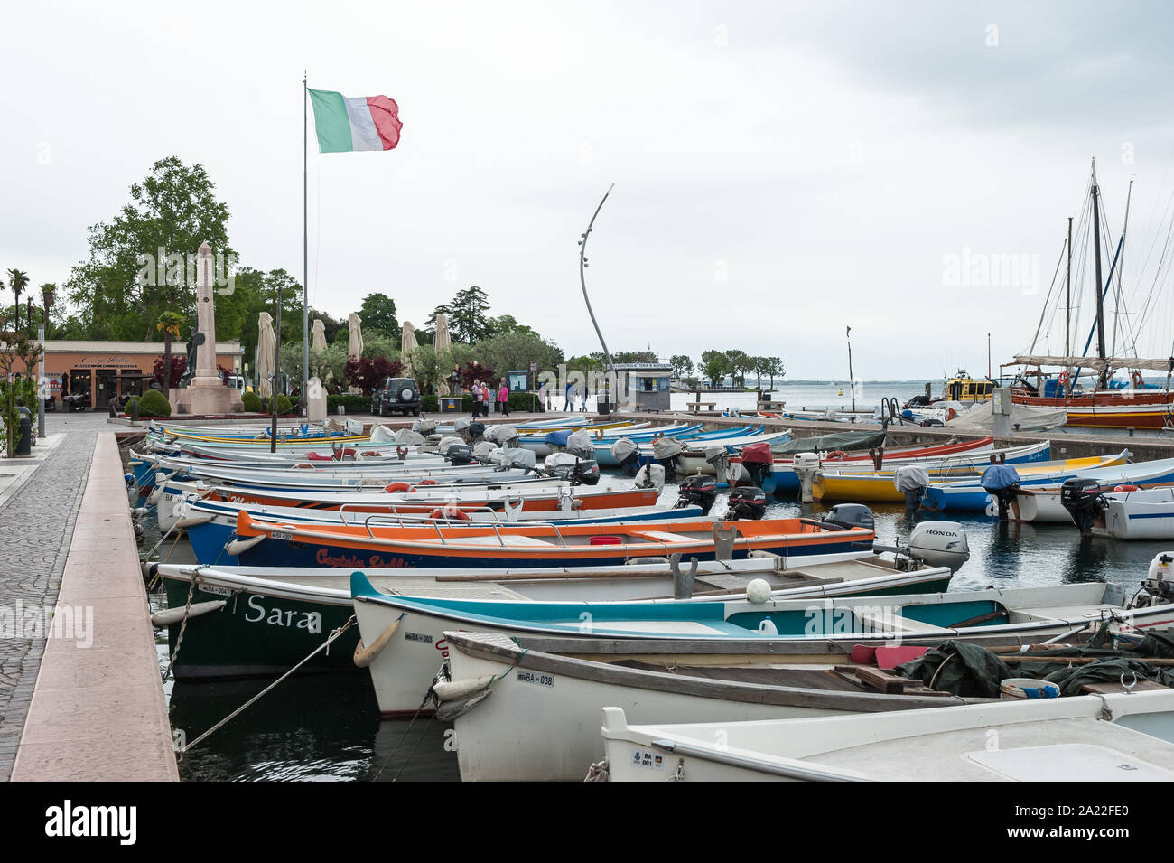 Barche da pesca nel porto di Bardolino, provincia di Verona, regione Veneto, Italia Foto Stock