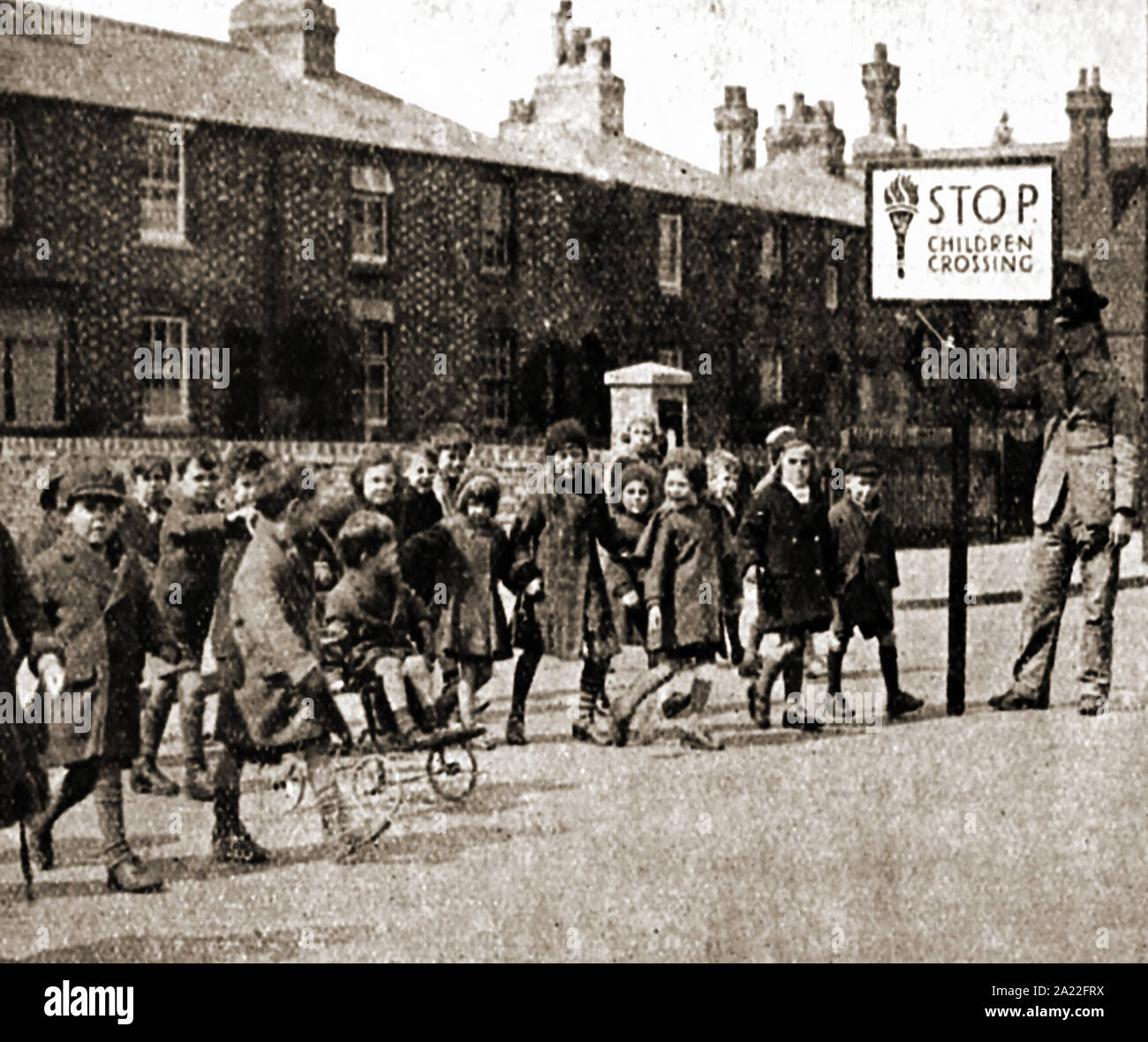 Un vintage foto di un inglese 'lollipop man' (attraversamento scuola ufficiale di pattuglia) negli anni Trenta del Novecento (quando il 'lollipop' è stato effettivamente oblunga Foto Stock