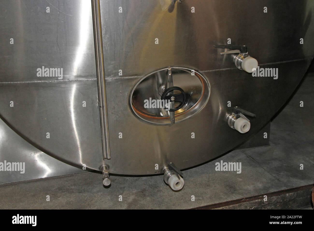 Ugelli di rubinetti di vino serbatoio per la distillazione in cantina, vicino Kladovo, Serbia. Foto Stock