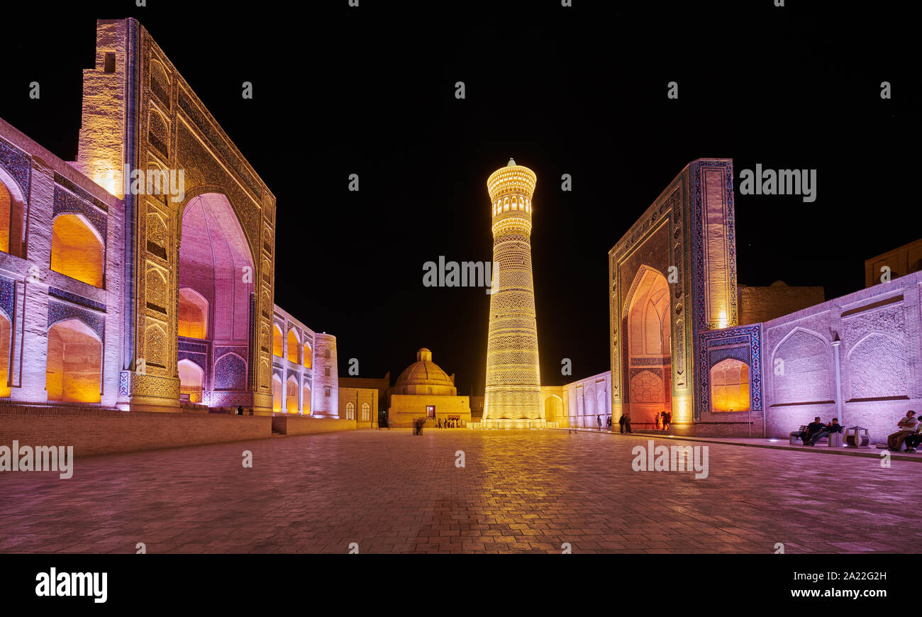 Illuminate ensemble di Mir-ho Arab-Madressa Kalyan-Mosque e minareto, Bukhara, Uzbekistan in Asia centrale Foto Stock
