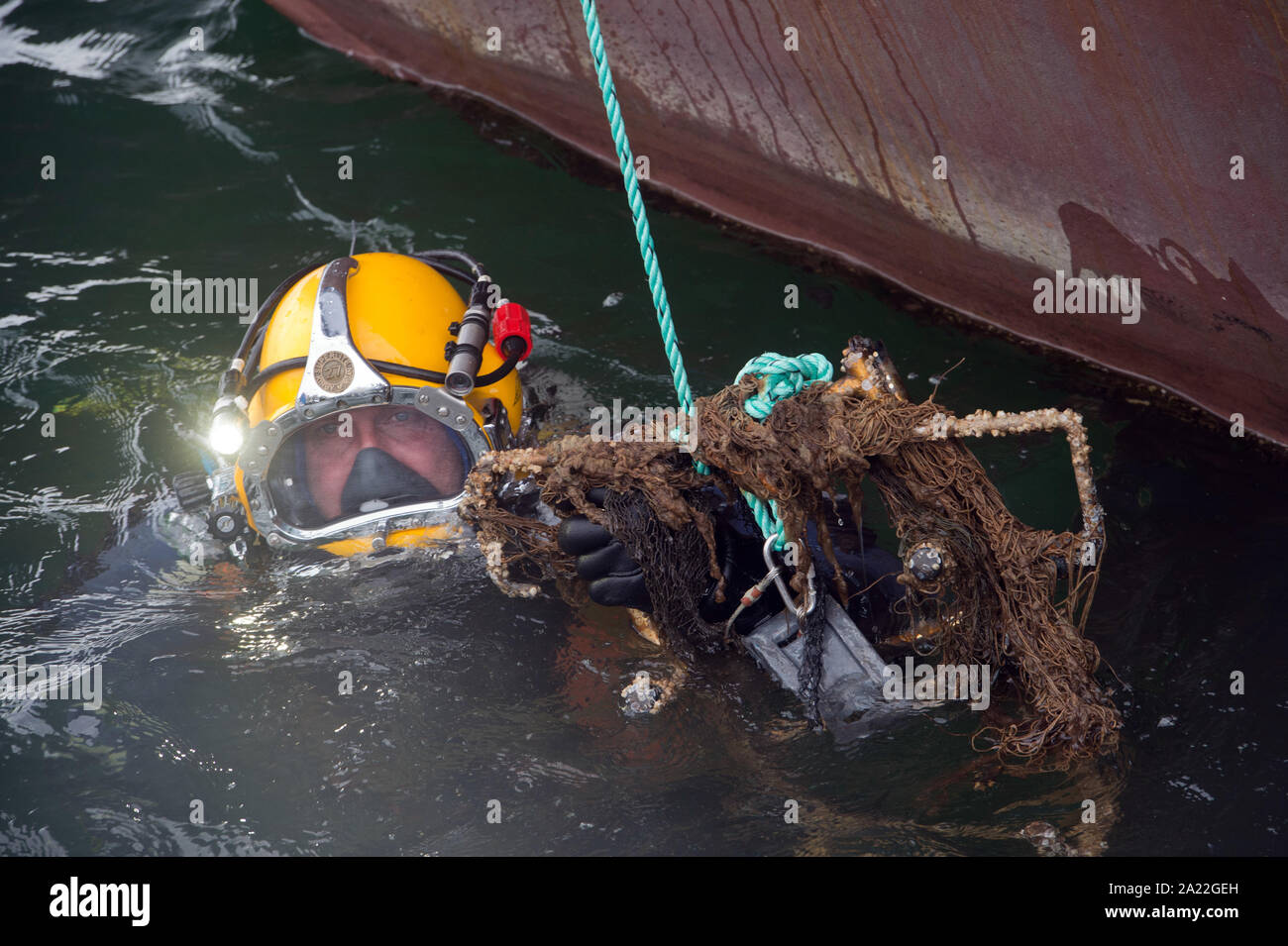 Sassnitz, Germania. Il 30 settembre, 2019. Jochen Firzlaff, WWF subacqueo, si tuffa nel bacino portuale di Sassnitz per immondizia e reti di Ghost. Secondo la tutela ambientale WWF organizzazione, il recupero delle reti fantasma deve diventare uno stato attività. Lo stesso giorno, in un simposio in Sassnitz sull'isola di Rügen, il WWF ha suggerito di usare i fondi provenienti dal Fondo europeo per la pesca o il prelievo della pesca per finanziare il recupero e lo smaltimento dei rifiuti in plastica da operazioni di pesca. Credito: Stefan Sauer/dpa-Zentralbild/dpa/Alamy Live News Foto Stock