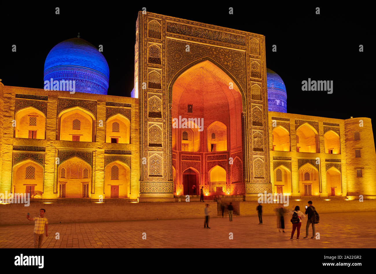 Illuminate ensemble di Mir-ho Arab-Madressa Kalyan-Mosque e minareto, Bukhara, Uzbekistan in Asia centrale Foto Stock