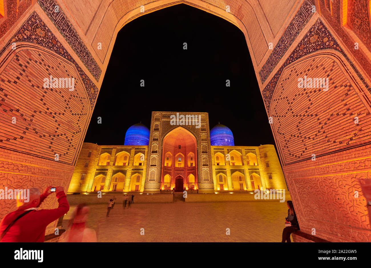 Illuminate ensemble di Mir-ho Arab-Madressa Kalyan-Mosque e minareto, Bukhara, Uzbekistan in Asia centrale Foto Stock