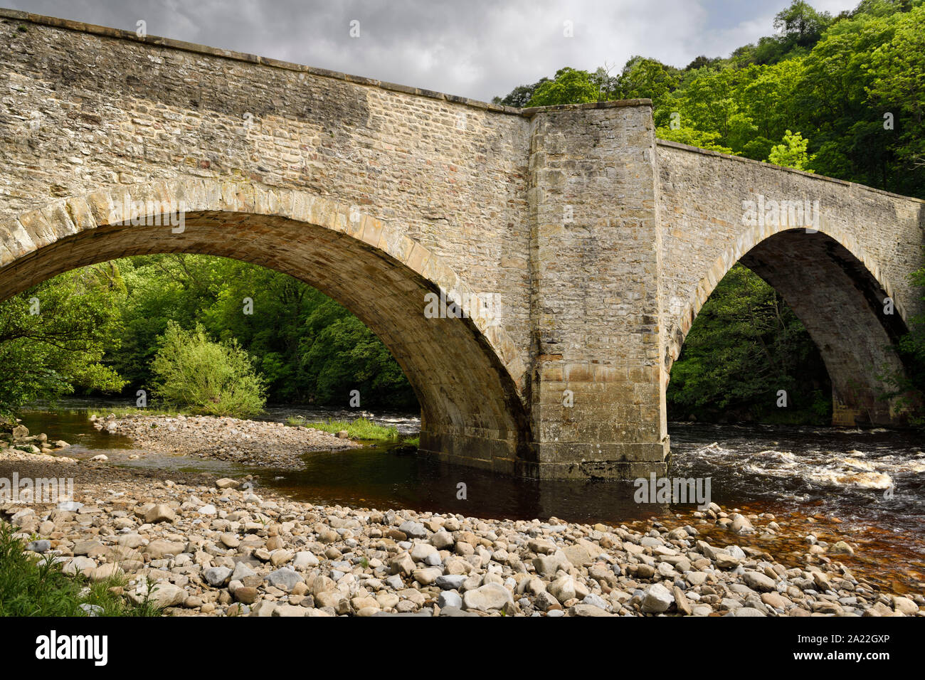 Pietra Ponte Downholme su Cat Bank Road sul fiume Swale in Swaledale Yorkshire Dales National Park in Inghilterra Foto Stock