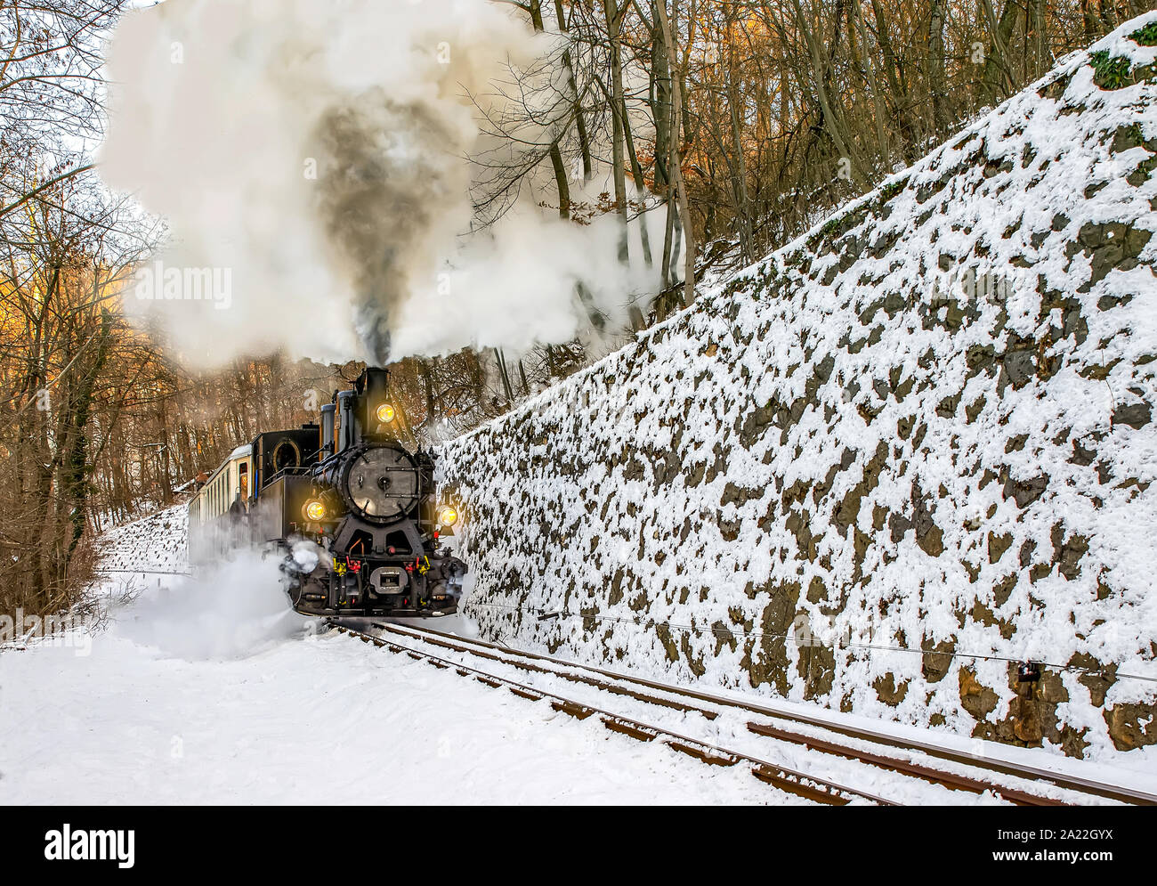 Treno a vapore nel Janos hill Budapest, Ungheria. In inverno la neve Foto  stock - Alamy