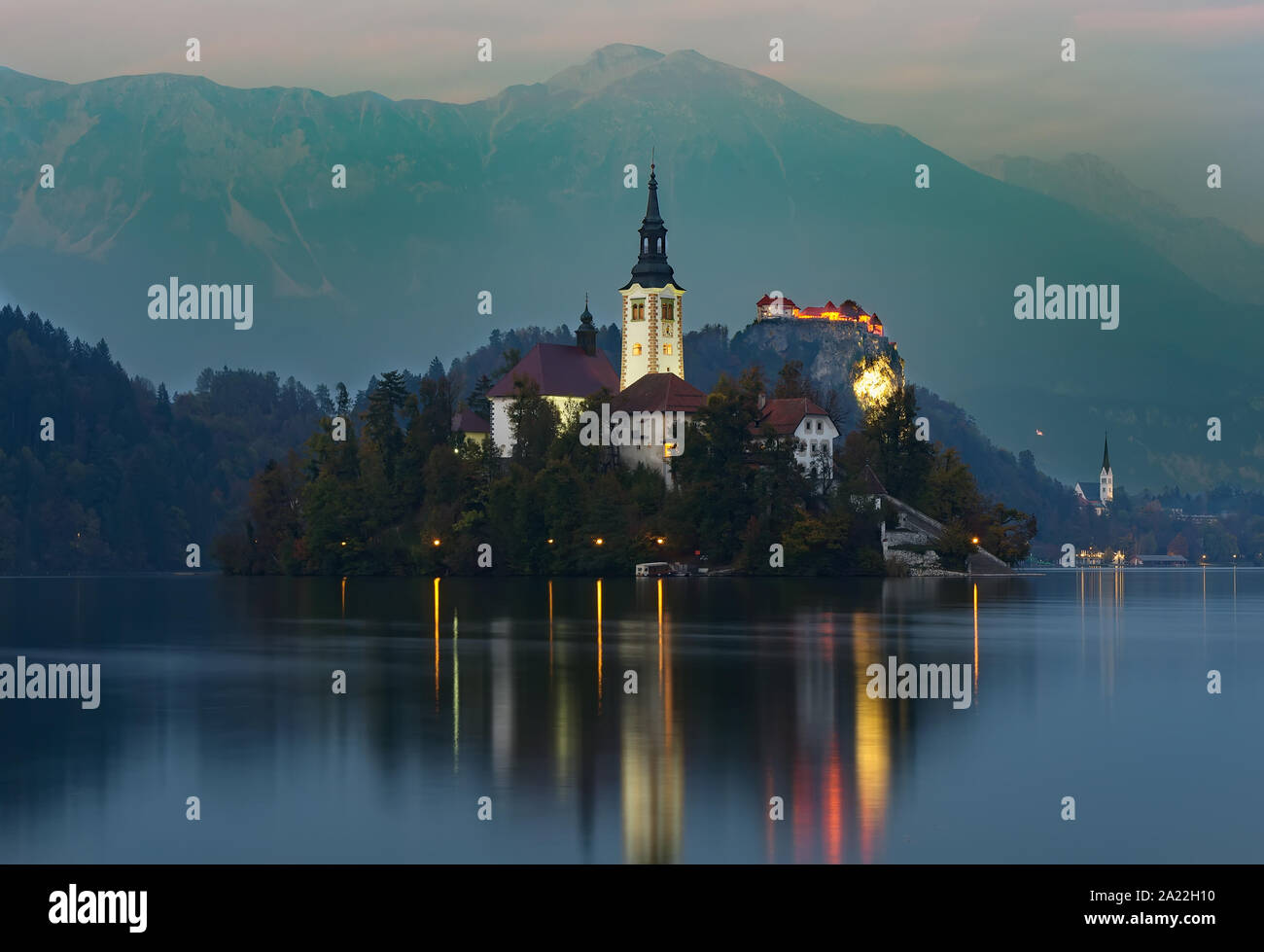 Il lago di Bled e l'isola chiesa dell Assunzione di Maria. Incredibili colori autunnali, luci sorprendenti Foto Stock