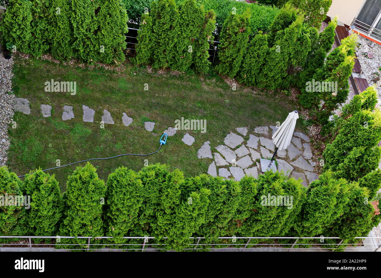 Il verde dei giardini con un luogo ideale per il divertimento in un nuovo quartiere residenziale della capitale bulgara Sofia, Bulgaria Foto Stock