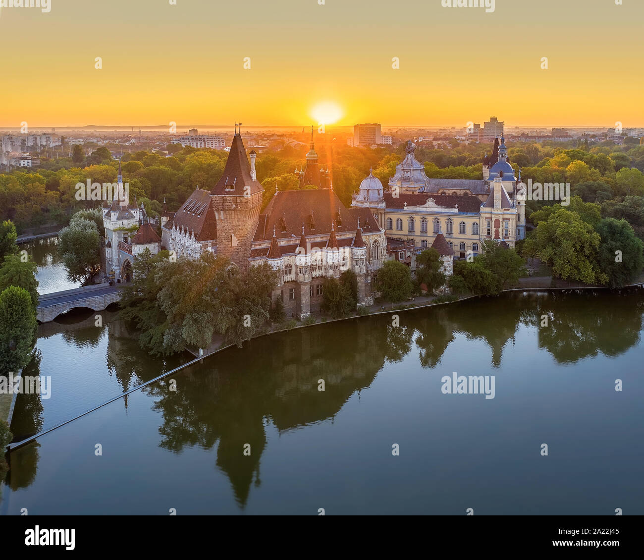 Castello di vadjahunyad nel parco della città di Budapest, in Ungheria con incredibili luci del mattino. L'Europa, Ungheria, Buedapest, Castello Vajdahunyad Foto Stock