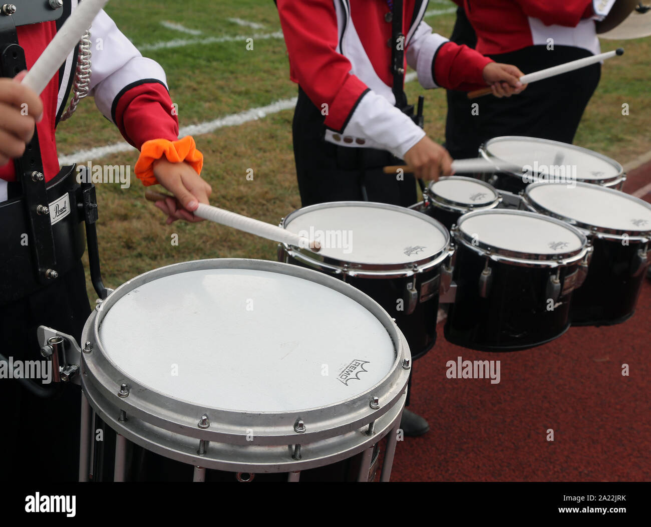 Alta scuola di batteristi di banda in una partita di calcio Foto Stock