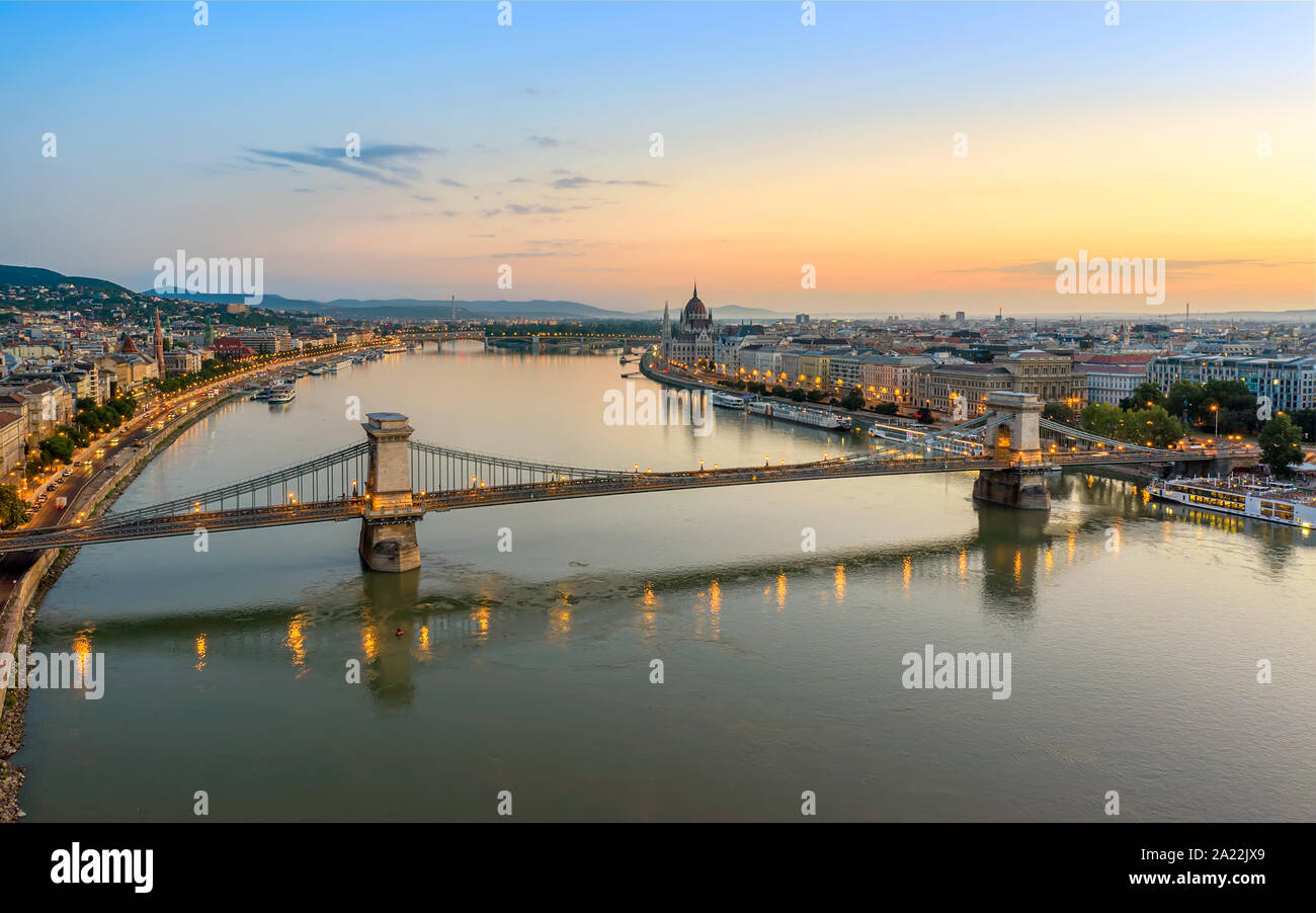 Il Ponte delle catene a Budapest, Ungheria. Fiume Danubio con barche. Traffico di sera con la luce dei sentieri. Foto Stock