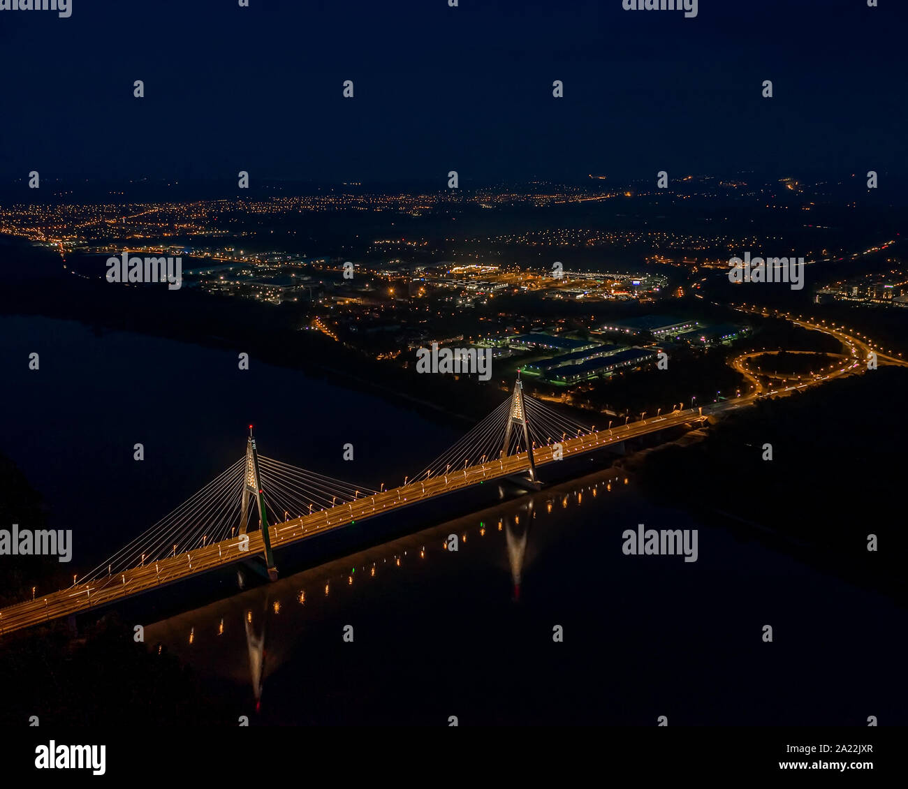 Foto aeree forma Ponte Megyeri. Budapest Ungheria. Il trasporto. Luci della città Foto Stock