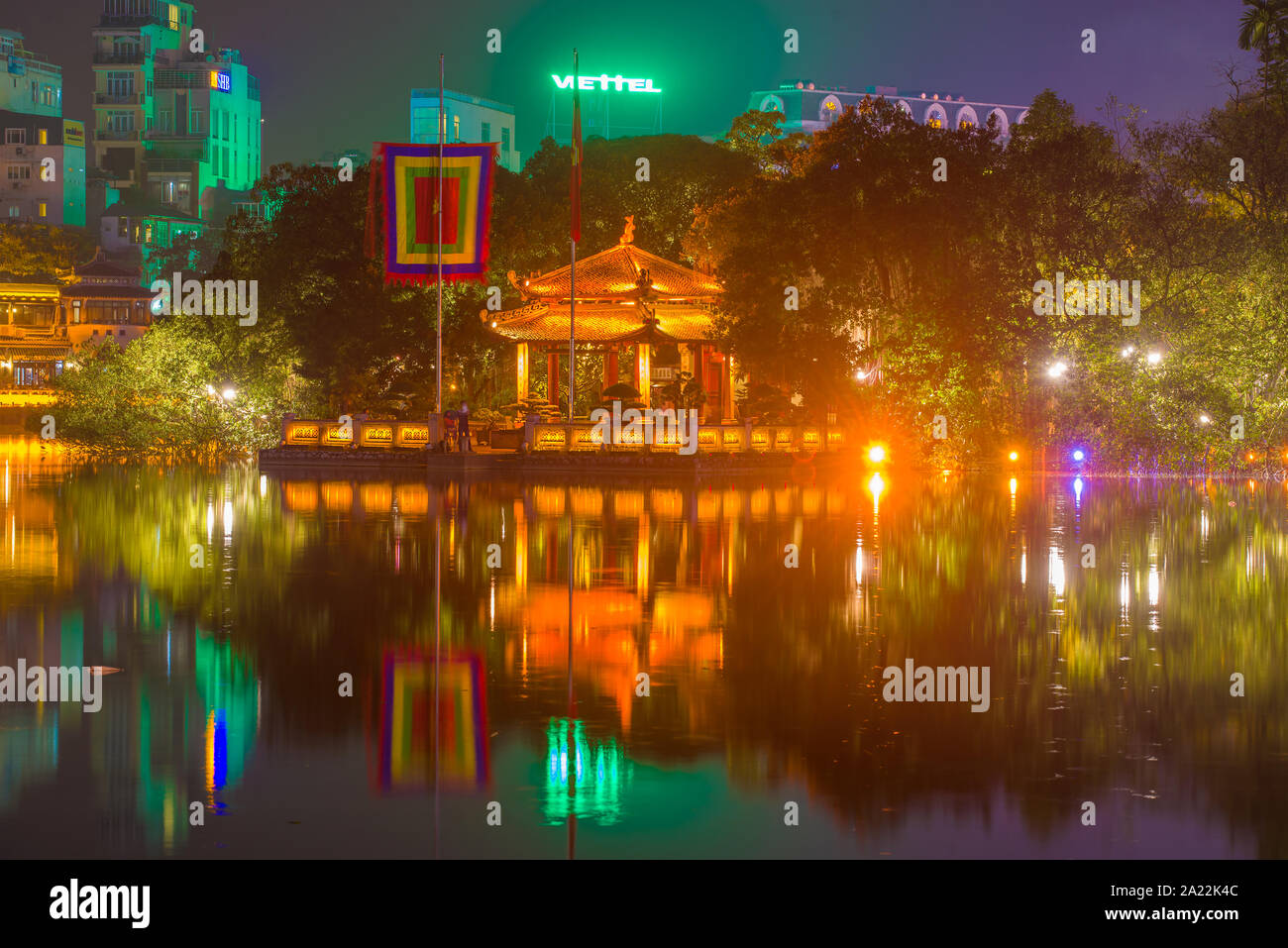 HANOI, VIETNAM - Dicembre 13, 2015: Jade Mountain tempio sul lago Hoan Kiem nella notte cityscape Foto Stock