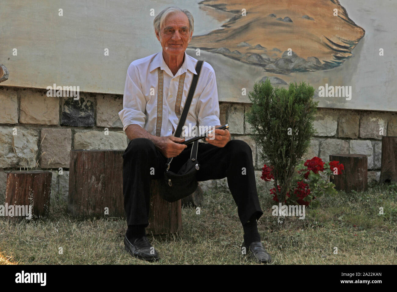 Tradizionale flauto serbo player, il capitano Misha Hill Eco-Gallery, Karapacos, inferiore Milanovac, Serbia. Foto Stock