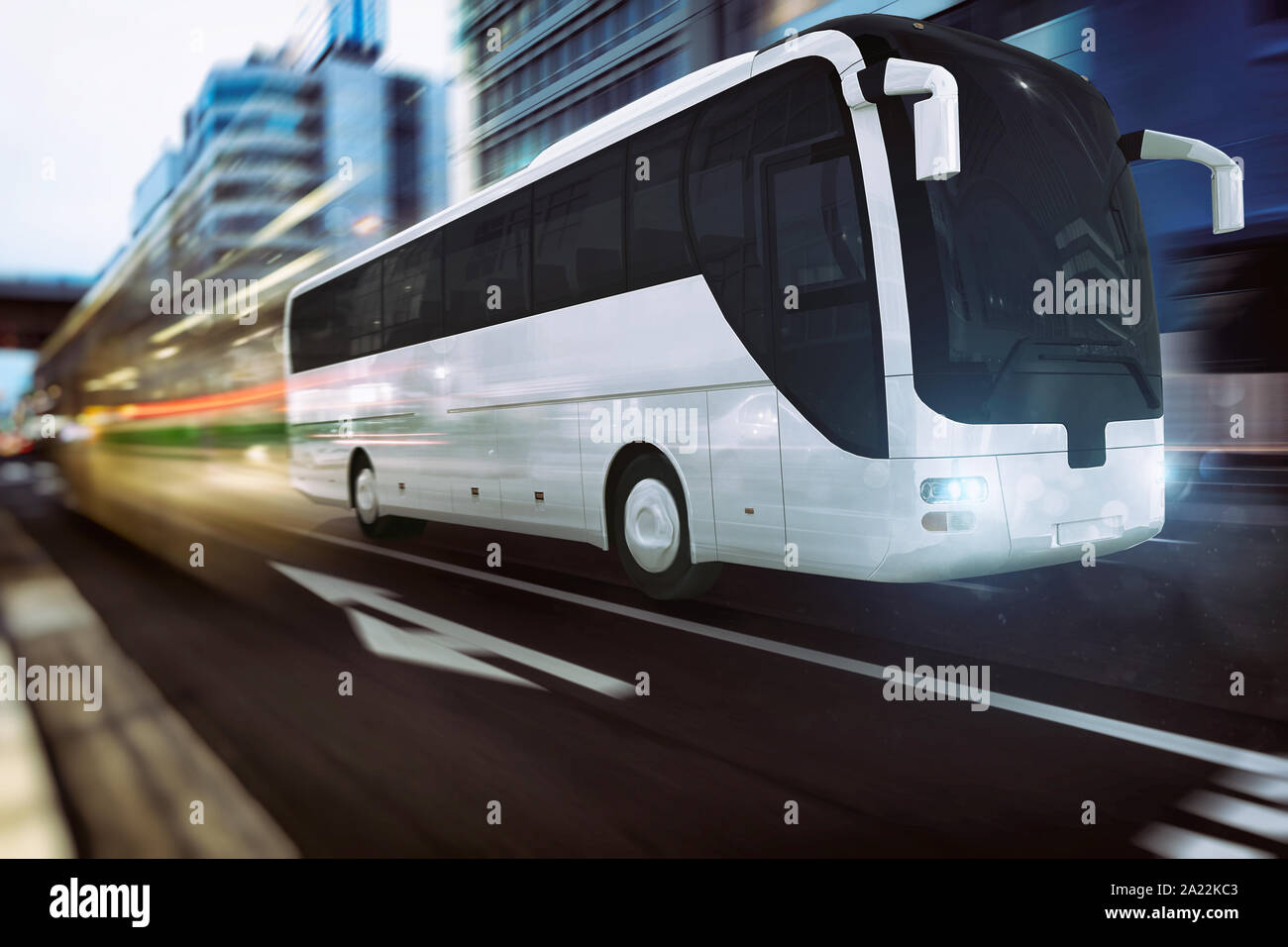 Bus bianco movimento veloce su strada in una città moderna con un effetto di luce Foto Stock