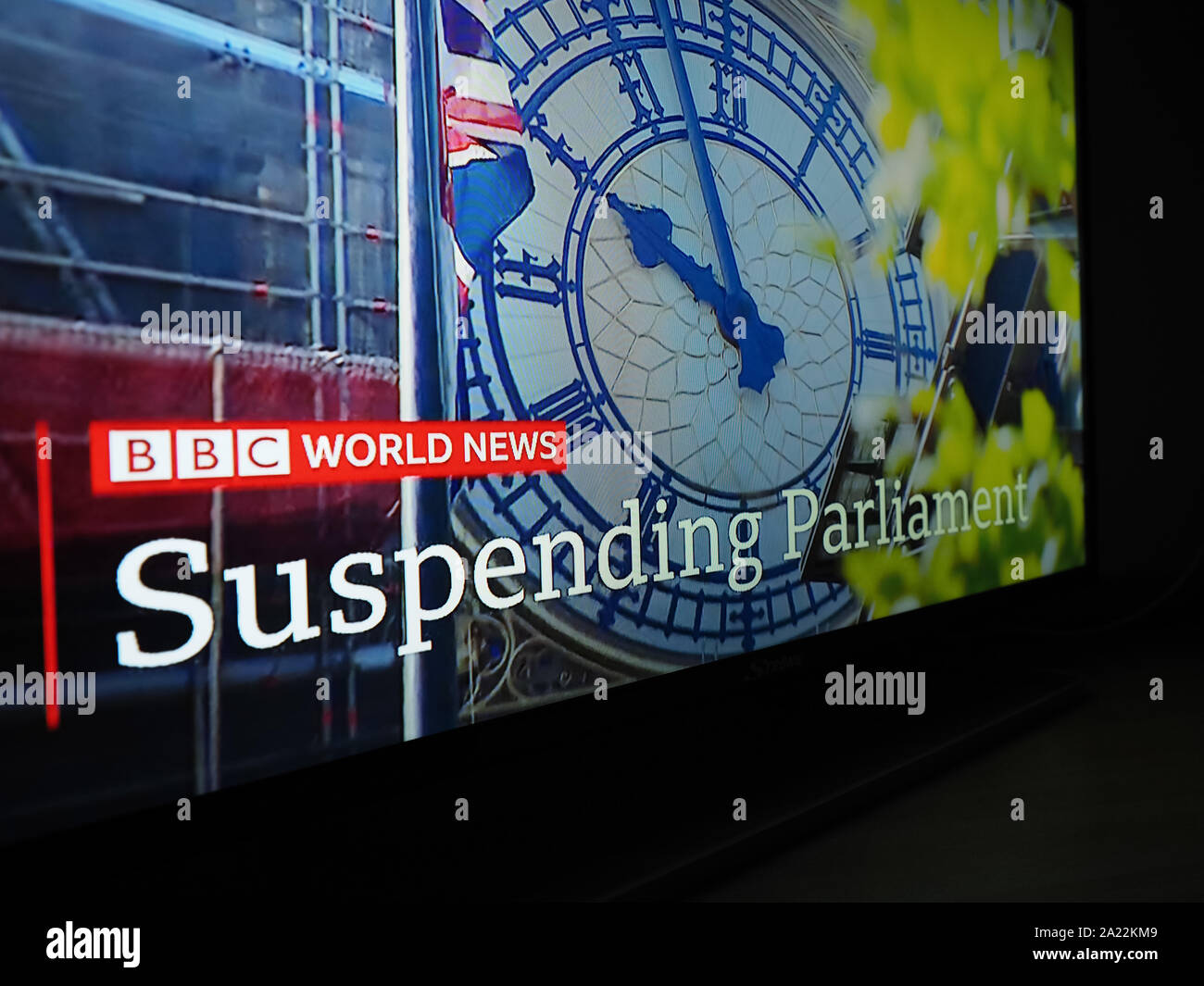 LONDON, Regno Unito - circa agosto 2019: BBC world news screen che mostra Ultime notizie su PM Boris Johnson sospendendo il Parlamento Foto Stock