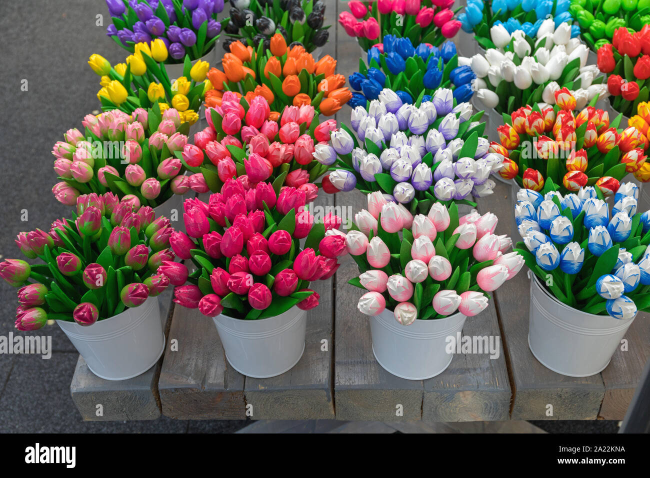 Colorati Tulipani Finti Ecco I Soliti Souvenir E Regali Portati A Casa Da  Un Viaggio Ad Amsterdam - Fotografie stock e altre immagini di Affari -  iStock