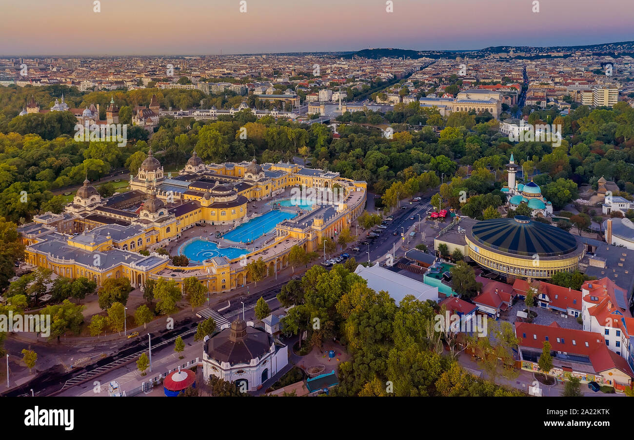 Szechenyi bagno termale nel parco della città, Budapest, Ungheria con Castello di Vajdahunyad e foresta Foto Stock