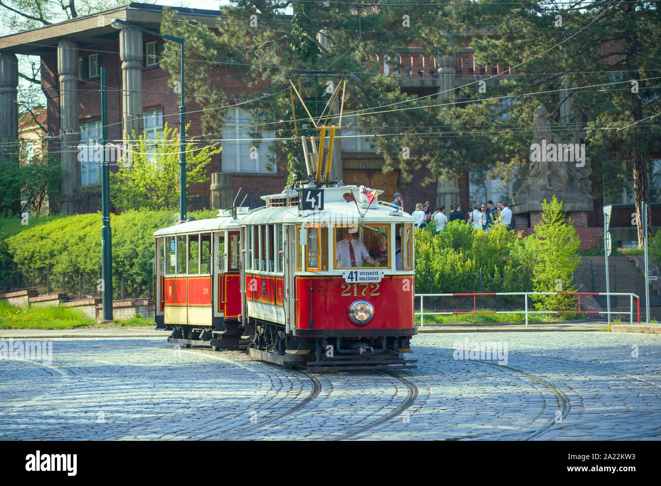 Praga, Repubblica Ceca - 21 Aprile 2018: Retro tram su una strada di città su una soleggiata giornata di aprile Foto Stock