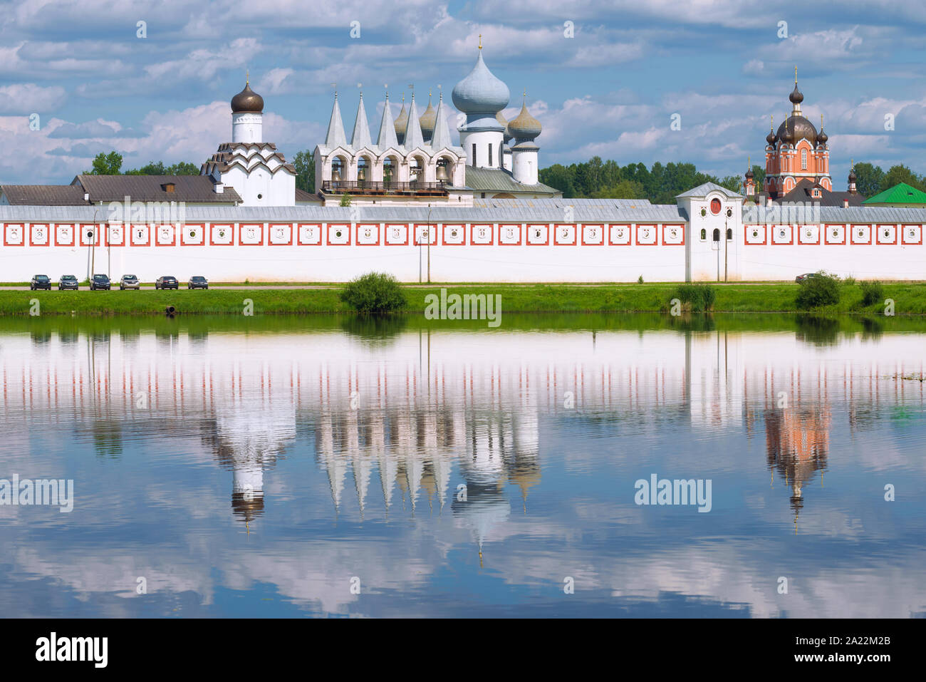 Vista di cupole di Tikhvin assunzione monastero in un mese di luglio giornata di sole. Regione di Leningrado, Russia Foto Stock
