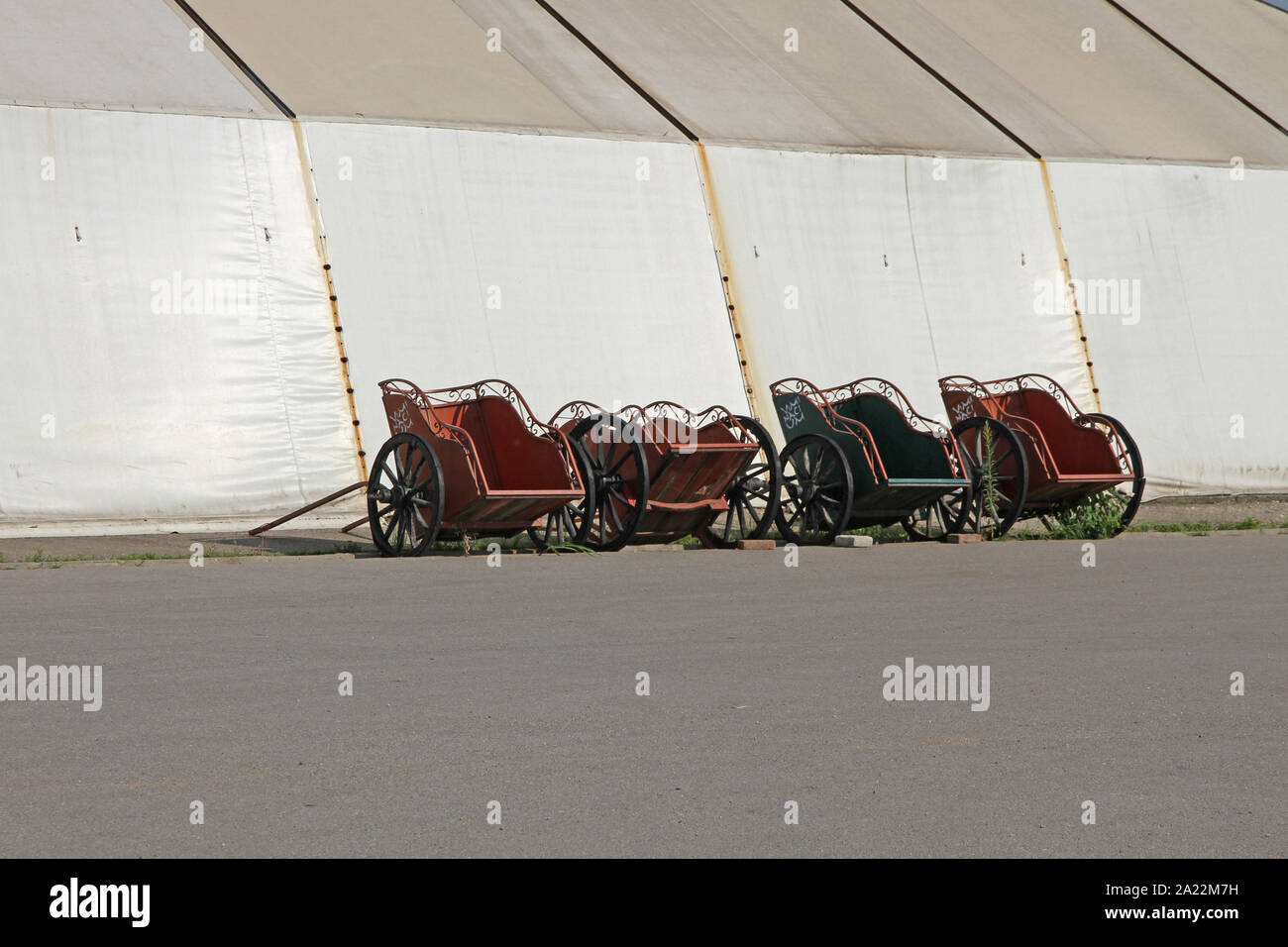 Quattro antichi carri romani al di fuori del Viminacium o Viminatium, un antico campo militare romano nella vecchia provincia romana di Moesia (odierna Serbia), Kostolac, Branichevo distretto, Serbia. Foto Stock