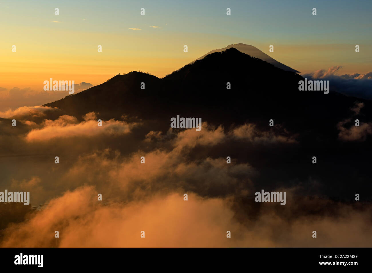 Vista panoramica di nuvole e la nebbia al tramonto dalla cima del monte Batur Kintamani (vulcano), Bali, Indonesia Foto Stock