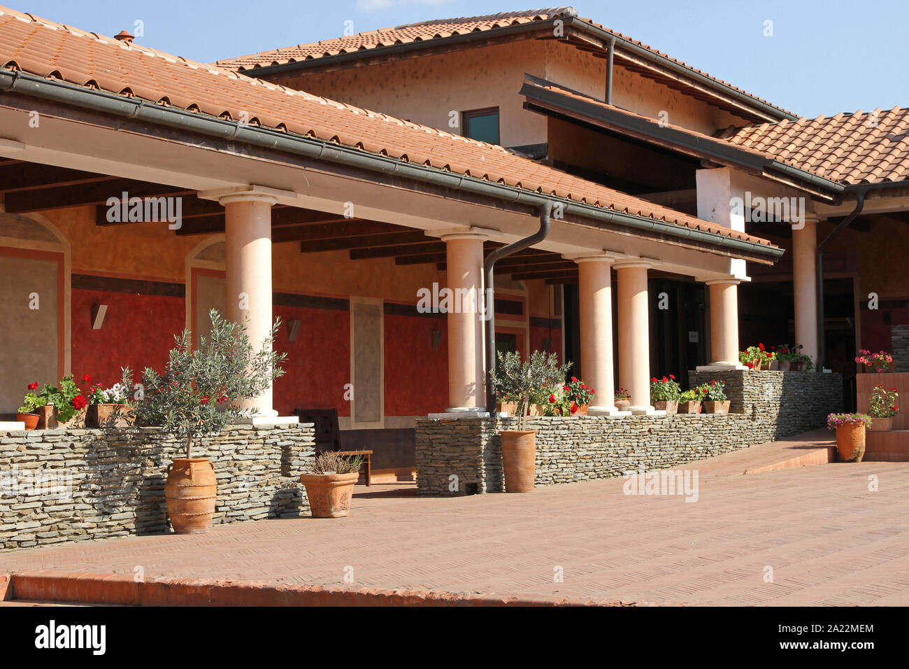 L'ala destra della moderna replica del centurione romano di abitazione, presso domus scientiarum viminacium / casa scienziati viminacium, scientifico, scienza e centro di ricerca, Kostolac, Branichevo distretto, Serbia. Foto Stock