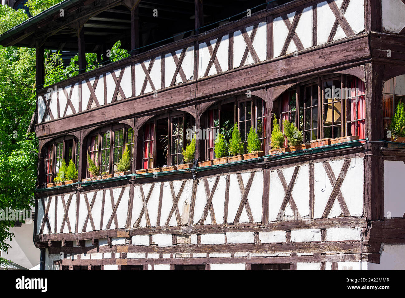 Parte di una vecchia medievale fachwerk casa in legno con balcone e finestre Foto Stock