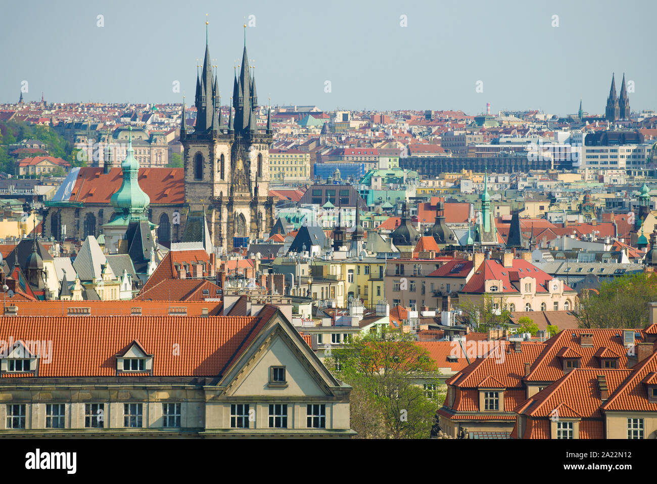 Aprile giornata di sole sui tetti della vecchia Praga. Repubblica ceca Foto Stock