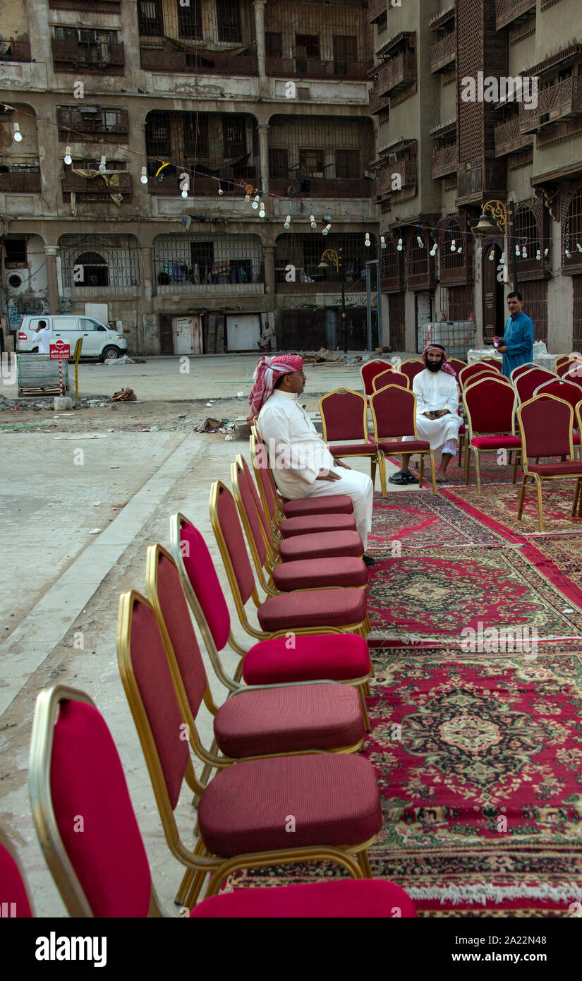 Gli uomini in attesa per le preghiere della sera in Al Calvo, il sito storico di Jeddah, Arabia Saudita Foto Stock